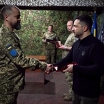 　１３日、ウクライナ南部ザポリージャ州で、軍人に勲章を授与するゼレンスキー大統領（右）（大統領府提供・ロイター＝共同）