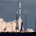 　米宇宙企業ブルーオリジンが打ち上げた大型ロケット「ニューグレン」＝１３日、米フロリダ州ケープカナベラル（ロイター＝共同）