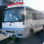 　送検のため浜松西署を出る川口陽子容疑者を乗せた車両＝１４日午前８時３２分