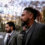 　１３日、米ニューヨークの裁判所を後にする大リーグ、ガーディアンズ投手のクラセ被告（右）（ロイター＝共同）