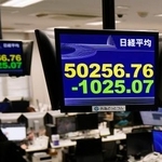 　下げ幅が一時１０００円を超えた日経平均株価を示すモニター＝１４日午前、東京都港区の外為どっとコム