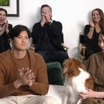 　米大リーグ、ナショナル・リーグのＭＶＰに満票で選ばれ、ＭＬＢネットワークの番組で喜ぶドジャースの大谷翔平。右は妻真美子さん＝１３日