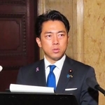 　記者会見する小泉防衛相＝１４日午前、国会