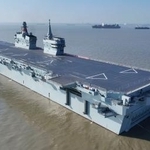 　試験航行に向かう中国軍の新型水陸両用強襲揚陸艦「四川」＝１４日、中国上海市（新華社＝共同）