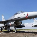 　台湾南西部嘉義県の空軍基地に並ぶ台湾軍のＦ１６戦闘機＝２０２１年（総統府提供・共同）