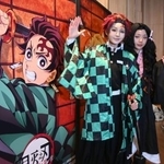 　中国上海市の映画館で、劇場版「鬼滅の刃」の上映前に記念撮影するコスプレ姿のファン＝１３日（共同）