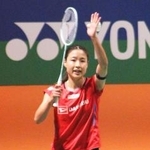 　女子シングルス準々決勝で勝利し、歓声に応える奥原希望＝熊本県立総合体育館