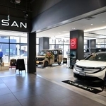 　横浜市内のショッピングモール内にある日産自動車の店舗＝１４日午前