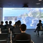 　「領土・主権展示館」にオープンした新施設「ゲートウェイホール」の３面スクリーン＝１４日午後、東京都千代田区