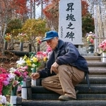 　造花を供える登山道の管理人・黒沢完一さん＝１４日午後、群馬県上野村