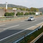 　３日未明に乗用車が交通事故を起こした西名阪自動車道上り線の現場付近＝１４日午後、大阪府柏原市