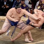 　大の里（左）が押し倒しで平戸海を下す＝福岡国際センター