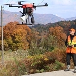 　クマが嫌がる音を出すドローンを飛ばす業者＝１４日午後、岐阜県飛騨市