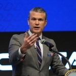 　１２日、米インディアナ州で開かれたイベントで演説するヘグセス国防長官（ＡＰ＝共同）