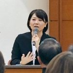 　ＦＭ局が生放送する市民集会で、参加者の質問に答える前橋市の小川晶市長＝１４日午後、前橋市