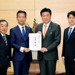 　経済対策の策定に向けた提言を木原官房長官（中央右）に手渡す公明党の岡本政調会長（同左）＝１４日午後、首相官邸