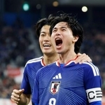 　日本-ガーナ　前半、先制ゴールを決め、雄たけびを上げる南野＝豊田スタジアム