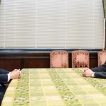 　会談に臨む国民民主党の浜口政調会長（左）と自民党の小林政調会長＝１４日午後、国会