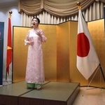 　記念式典で歌声を披露するドー・ファン・ザ・ハンさん＝１４日、ベトナムの首都ハノイ（共同）