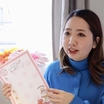 　「おひとりさま会議用紙」を手に取材に応じる山口恵理香さん＝６日、東京都世田谷区