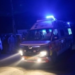 　爆発現場となった警察署を離れる救急車両＝１４日、スリナガル（ＡＰ＝共同）