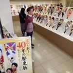 　これまでに発表された羽子板が一斉に展示されている「変わり羽子板　４０年の歴史展」＝１５日午前、東京都台東区