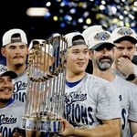 　米大リーグ、ワールドシリーズ２連覇を達成し、トロフィーを手にするドジャースの大谷翔平＝２日、トロント（共同）