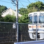 　ＪＲ東海道線沿いに残る、事件当時のままの蔵＝１０月１７日、静岡市