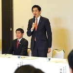 　自治体首長らと意見交換する自民党の小林政調会長＝１５日午前、秋田県北秋田市