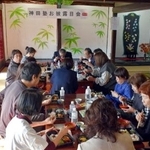 　集会施設に再生された古民家のお披露目会に集まった住民ら＝１５日午後、石川県能登町