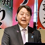 　記者団の取材に応じる林総務相＝１５日午後、長野県佐久穂町