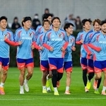 　ボリビア戦に向け、調整する遠藤（左から２人目）ら日本代表＝千葉市内