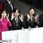 　「東京デフリンピック」の開会式で、手話で「拍手」を送られる秋篠宮ご夫妻と佳子さま、悠仁さま＝１５日、東京体育館（代表撮影）