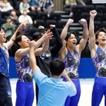 　男子で４年連続１０度目の優勝を果たし、喜ぶ徳洲会の選手たち＝高崎アリーナ