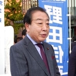 　記者団の取材に応じる立憲民主党の野田代表＝１５日午後、熊本市