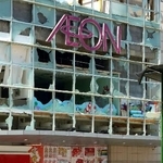 　２０１２年、中国山東省青島で暴徒化したデモ隊に襲撃され略奪を受けた日系スーパー