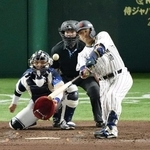 　５回、代打岸田が左中間へ勝ち越し３ランを放つ＝東京ドーム