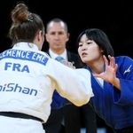 　決勝でフランスのエムと対戦する田中志歩（右）＝１５日、ザグレブ（ゲッティ＝共同）