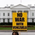 　米ホワイトハウス前で掲げられた「戦争反対」のプラカード＝１５日（ＡＰ＝共同）