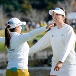 　最終日、ホールアウトした脇元華（右）。通算１６アンダーで優勝した＝グレートアイランドＣ