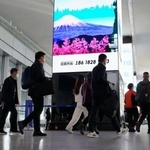 　北京首都国際空港の大型画面に表示された富士山のイラスト＝１６日（共同）