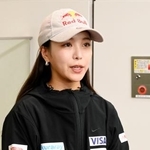 　取材に応じるジャンプ女子の高梨沙羅＝１６日、羽田空港