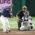 　５回、石上が右前に勝ち越し２点打を放つ＝東京ドーム