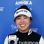 　米女子ゴルフツアーで今季の新人賞獲得が確定し、取材に笑顔の山下美夢有＝ペリカンＧＣ（共同）