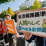 　専門委員会を前に生活保護費の全額補償を訴える人たち＝１７日午前、東京・霞が関の厚労省前