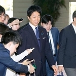 　首相官邸に入る日本維新の会の藤田共同代表＝１７日午前