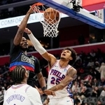 　セブンティシクサーズ戦でダンクシュートを決めるピストンズのグリーン（左）＝１４日、デトロイト（ＡＰ＝共同）