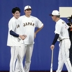　２０２３年３月、ＷＢＣ日本代表に合流した大谷翔平（中央）と談笑する佐々木朗希（左）＝バンテリンドーム