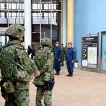 　九州電力玄海原発の周辺で行われた、県警、陸自、海保の３者による共同実動訓練の開始式＝１７日午後、佐賀県玄海町