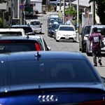 　津波警報を受け、避難者らの車で混雑する宮城県石巻市の日和山公園周辺＝７月